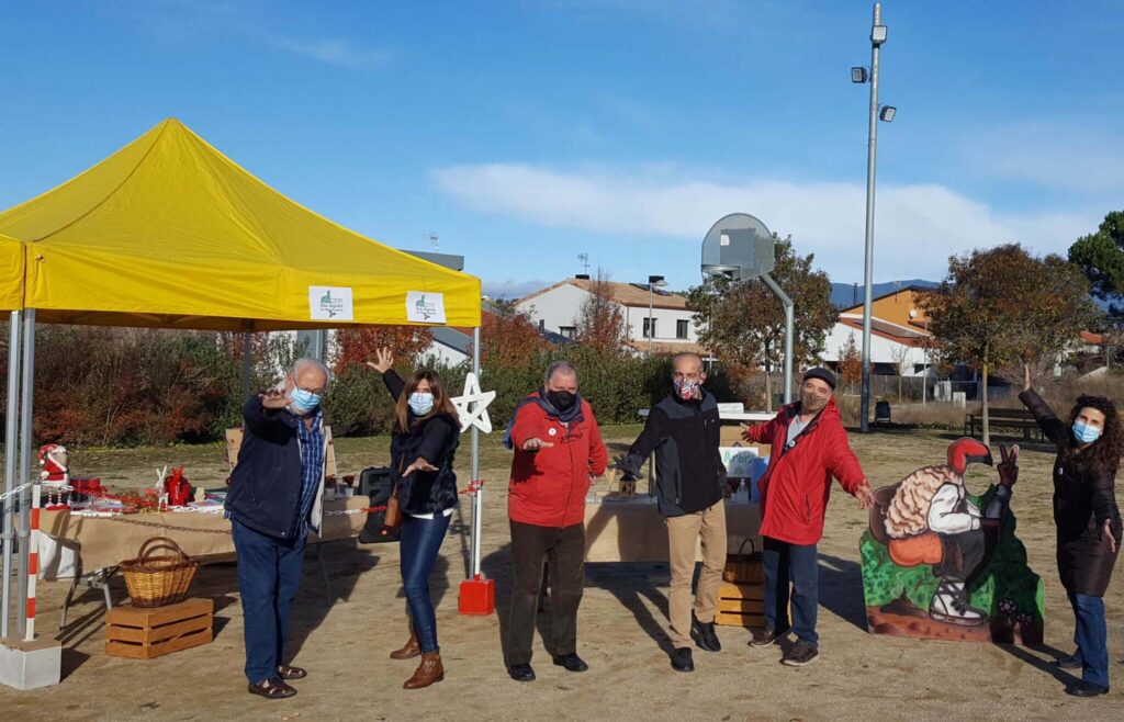 Membres de l’Associació de Veïns en una paradeta al poble